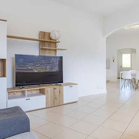Апартаменти Imperial Of 2 With A View And Garden Behind The Station And 10 Min From The Of Лугано