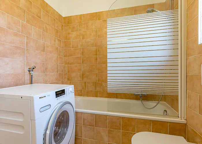 Apartman Imperial Of 2 With A View And Garden Behind The Station And 10 Min From The Of Lugano