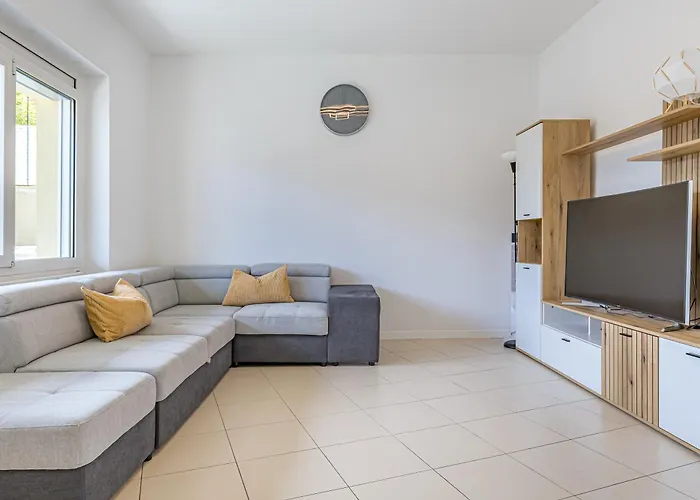 Imperial Of 2 With A View And Garden Behind The Station And 10 Min From The Of Apartman *