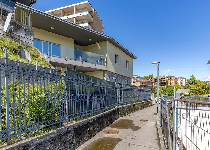 Imperial Of 2 With A View And Garden Behind The Station And 10 Min From The Of Apartman